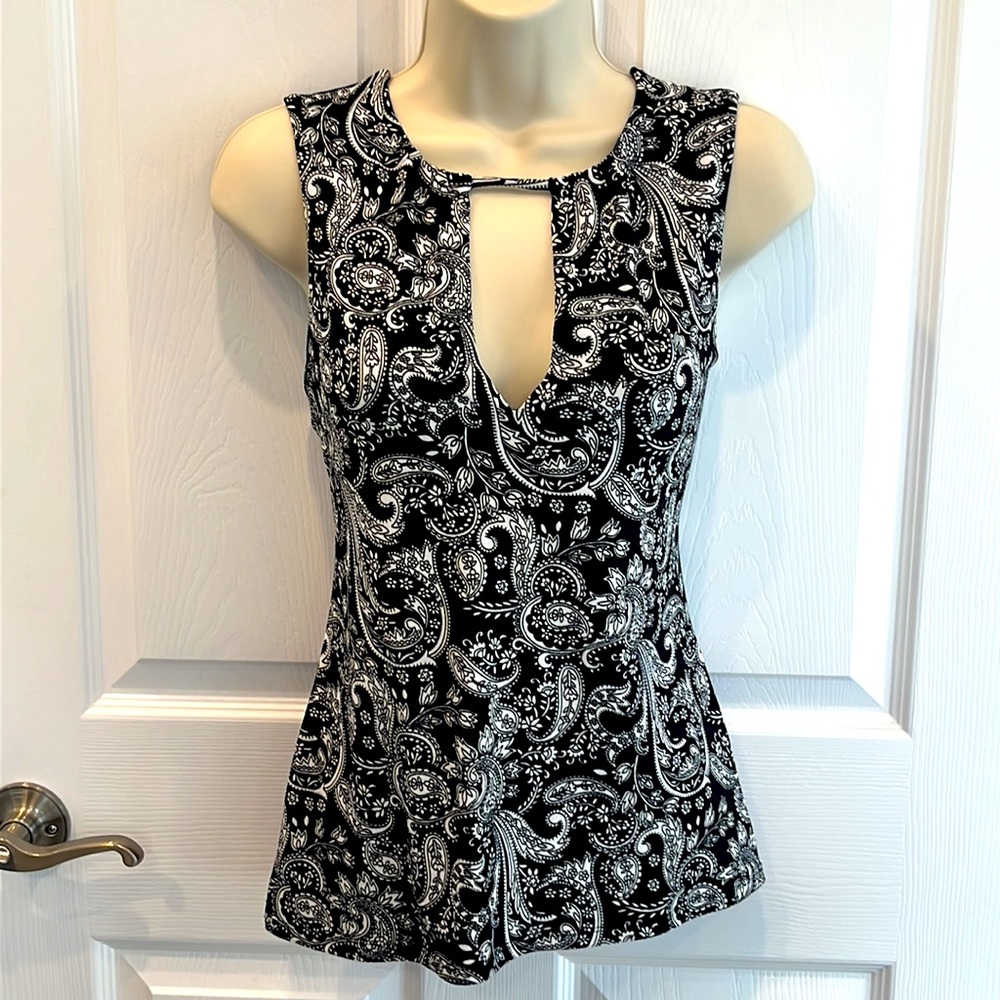 BLACK AND WHITE KEYHOLE EXPRESS TANK